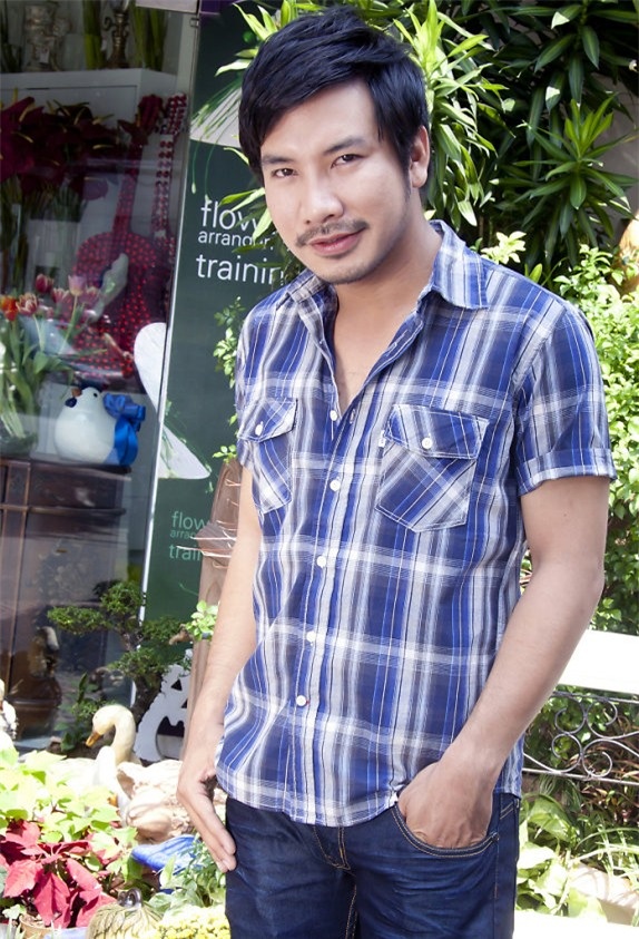 Hồi tháng 4, nhà của tài tử Thiên mệnh anh hùng - Bá Cường bị trộm đột nhập. Kết quả, anh bị mất 1 chiếc SH, điện thoại, tiền mặt và nhiều giấy tờ. Sau vụ việc đáng tiếc, nam diễn viên cho rằng tội phạm ngày càng manh động và mọi người nên đề cao cảnh giác.