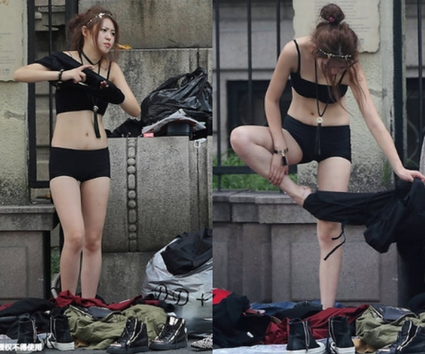 Người mẫu thay đồ giữa phố.