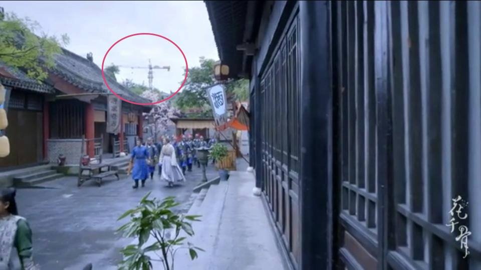 Cột điện lọt vào ống kính.