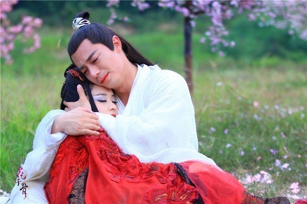 Kết phim gây tranh cãi sau khi Hoa Thiên Cốt được cứu sống và hạnh phúc bên Bạch Tử Họa.