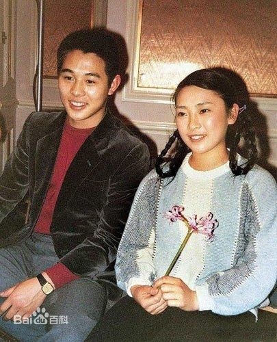 Ở tuổi 19, Lý Liên Kiệt đã có vai diễn đầu tay và nhanh chóng trở thành sao. Thời gian này, anh vẫn say mê với nghiệp võ học. Trong ảnh là Lý Liên Kiệt và người vợ đầu - Hoàng Thu Yến từ thời thanh mai trúc mã.