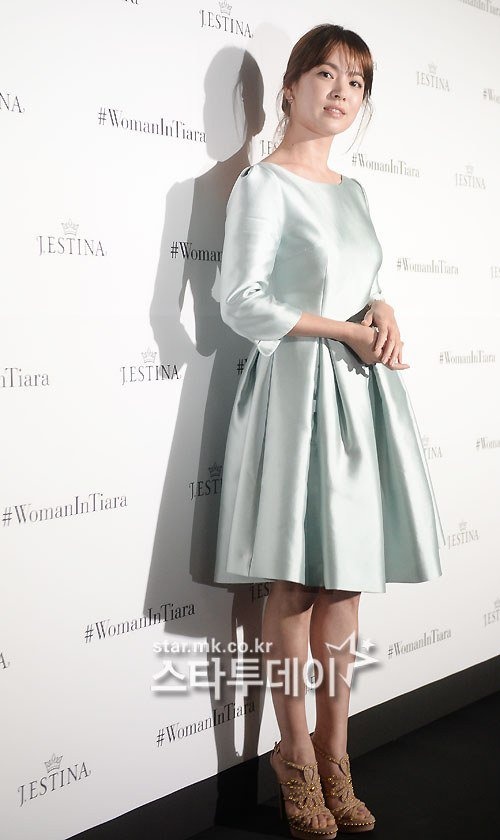 Với trang phục không cầu kỳ, Song Hye Kyo ghi điểm nhờ gương mặt xinh đẹp.