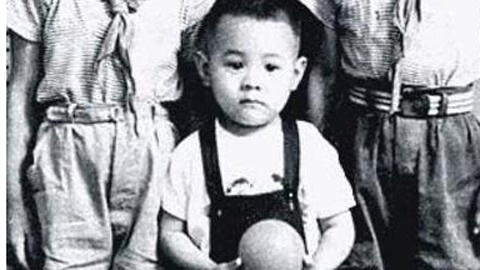 Lý Liên Kiệt sinh năm 1963 tại Bắc Kinh (Trung Quốc). Khi còn nhỏ, anh khá yếu, thường bị bệnh nên được gia đình cho đi học võ để cải thiện sức khỏe. Hình ảnh cậu bé Lý Liên Kiệt năm ấy bầu bĩnh và đáng yêu.