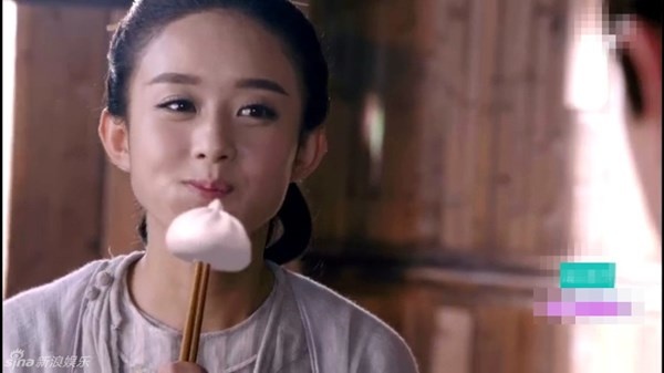 Cảnh ăn bánh bao cũng là...bánh bao giả.