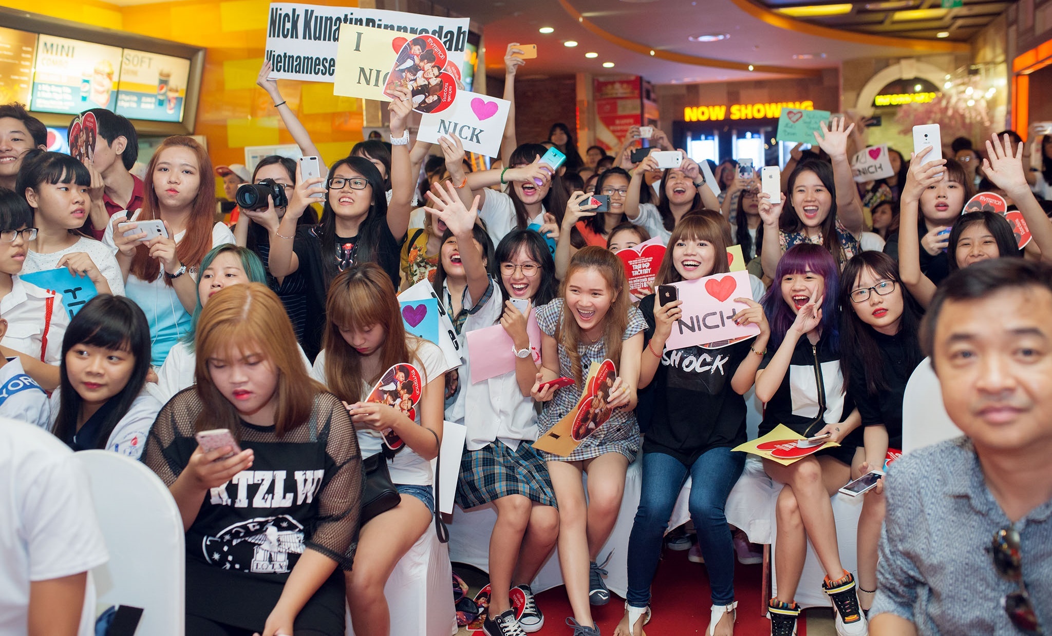 Trưa 9/9, Mỹ nam Nick Kunatip và đoàn phim Trai đẹp thời nay đã có buổi giao lưu thân mật với khán giả tại TPHCM. Hàng trăm fan có mặt ở rạp từ rất sớm để gặp gỡ dàn diễn viên 9X đến từ Thái Lan.