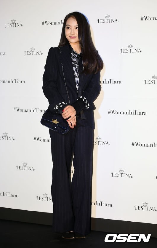 Nữ ca sĩ Victoria của nhóm f(x) có phần già dặn trong bộ vest.