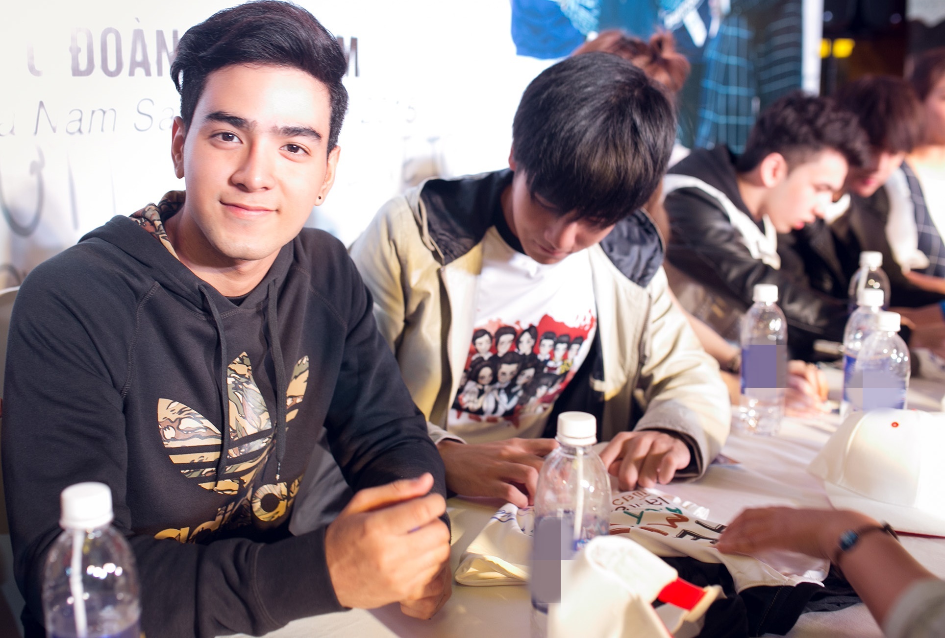 Sau phần trò chuyện, đoàn diễn viên Thái đã dành thời gian kí tặng và chụp ảnh cùng người hâm Việt Nam