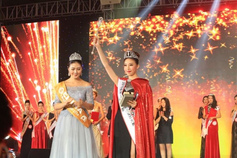 Mới đây, đêm chung kết Hoa hậu Hoàn cầu Trung Quốc 2015 được tổ chức tại Thâm Quyến. Qua nhiều phần thi tài năng, 22 người đẹp có dịp tranh tài đọ sắc. Kết quả, đại điện chủ nhà - người đẹp Trần Lạc Duy đăng quang Hoa hậu.