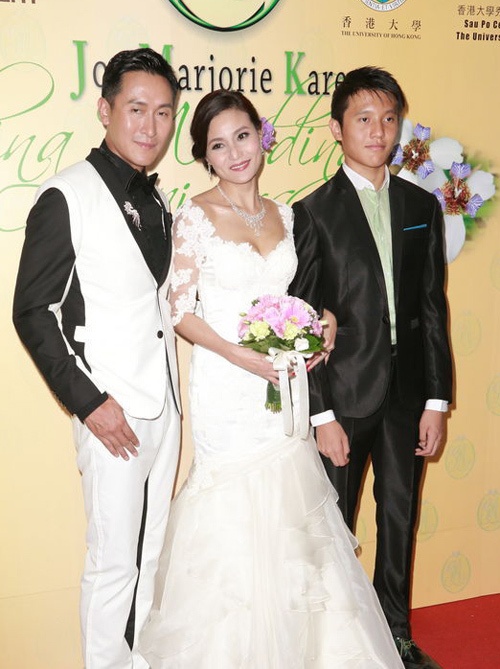 Gia đình của Mã Đức Chung tại kỷ niệm 20 năm ngày cưới vào năm 2013.