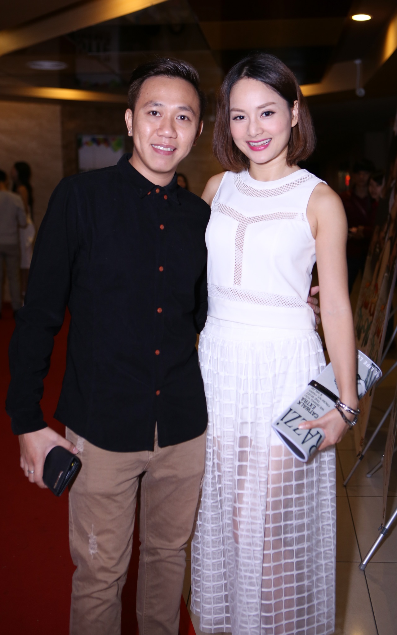 Nữ diễn viên Lan Phương vui vẻ hội ngộ danh hài Anh Đức trong buổi công chiếu.