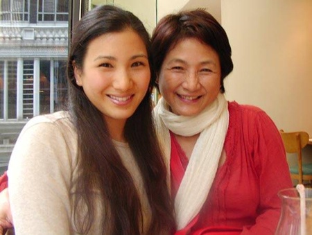 Nữ diễn viên gạo cội bên con gái.