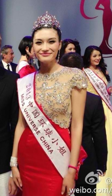 5 năm trở lại đây, việc các cuộc thi nhan sắc tại Trung Quốc bị chỉ trích vì dàn thí sinh xấu đều đã trở thành chuyện thường ngày ở huyện. Nhiều cư dân mạng cho rằng, các cuộc thi đang chạy theo số lượng, bỏ qua yếu tố chất lượng. Đơn giản như cuộc thi Hoa hậu Hoàn vũ Trung Quốc, 3 năm liên tiếp tổ chức đều bị chỉ trích vì Hoa hậu quá xấu. Năm 2013, cô gái đến từ Hà Bắc có chiều cao 1m78 - Cận Diệp (ảnh) đăng quang ngôi vị Hoa hậu. Nhưng khán giả thất vọng hoàn toàn với kết quả này. Theo họ, ngoài chiều cao nổi trội, Cận Diệp quá xấu để có thể được tôn vinh Hoa hậu.