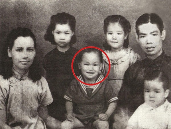 Lý Tiểu Long từ 5 tuổi đã theo gia đình từ Mỹ về Hong Kong. Hình ảnh bé trai kháu khỉnh năm đó bên gia đình khiến nhiều người bùi ngùi. Cậu bé Lý Tiểu Long sở hữu nụ cười tươi tắn.