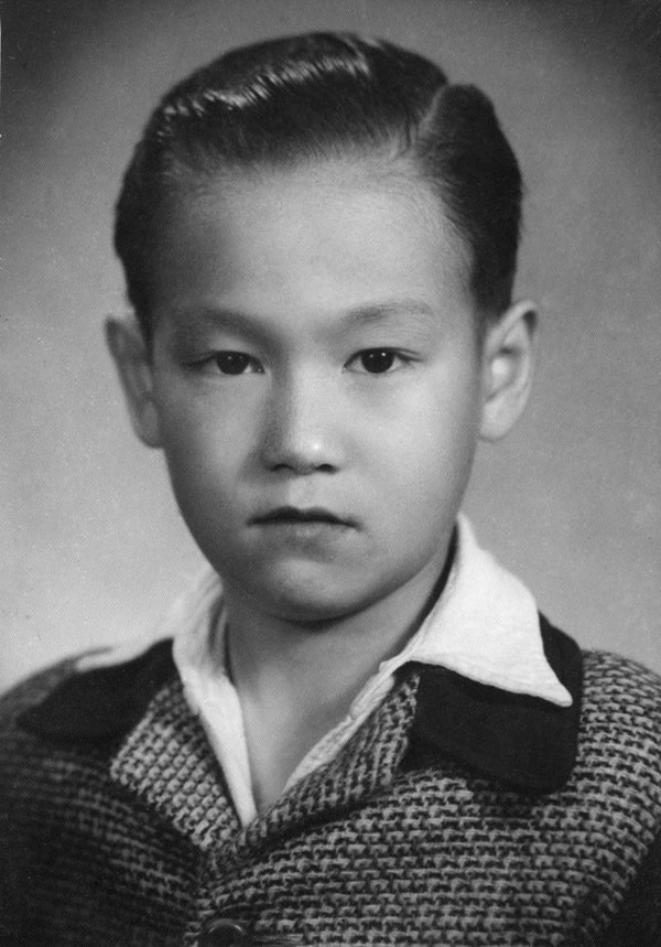 Khi còn bé, Lý Tiểu Long đã có vẻ ngoài đẹp trai. Em trai của anh tiết lộ, ngôi sao võ thuật hiểu điều này nên thường rất...kiêu căng với các cô bạn cùng lớp.