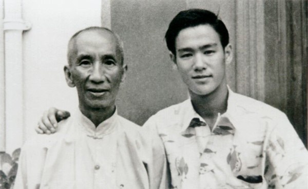 Tấm ảnh chàng thanh niên Lý Tiểu Long bên sư phụ Diệp Vấn. 