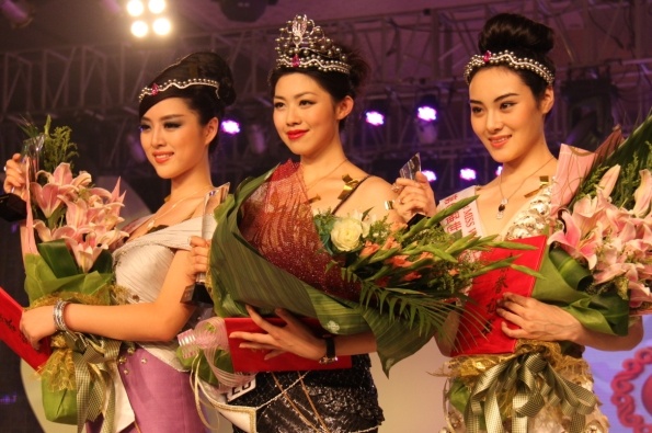 Cuộc thi Hoa hậu Trung Quốc được đánh giá có chất lượng cao nhất cũng không tránh khỏi việc bị chê cười. Lưu Thần - cao 1m81, tới từ Bắc Kinh đăng quang năm 2011 mặc cho dư luận chỉ trích cô không đẹp. 
