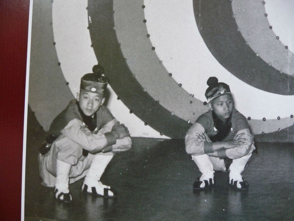 Thời nhỏ, anh hoạt động năng nổ. Nhưng cho đến tân 17 tuổi, Thành Long vẫn là tên tuổi mờ nhạt, chỉ đóng vai phụ và thế thân.