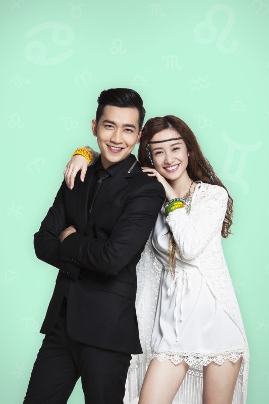 12 Chòm Sao: Vẽ Đường Cho Yêu Chạy là dự án điện ảnh đầu tay của đạo diễn trẻ tài năng Vũ Ngọc Phượng. Phim lấy ý tưởng từ cung hoàng đạo, xoay quanh câu chuyện tình yêu – tình bạn gần gũi, nhẹ nhàng nhưng không kém phần lãng mạn. 