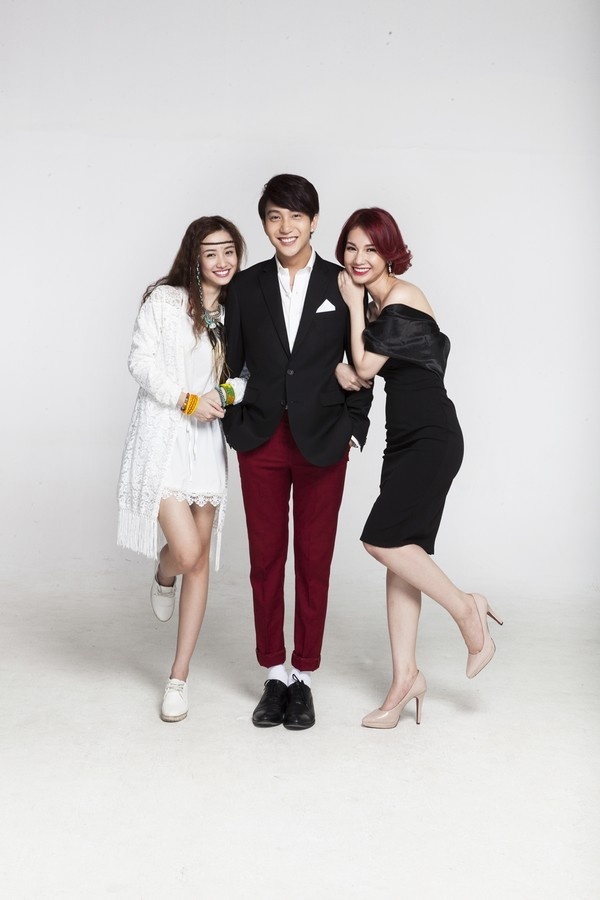 Phim có sự góp mặt của những diễn viên trẻ đang được yêu thích như Jun Phạm, B Trần, Jun Vũ, Quỳnh Chi, Võ Cảnh, Kim Nhã... 12 Chòm Sao: Vẽ Đường Cho Yêu Chạy dự kiến được công chiếu rộng rãi vào tháng 11 năm nay. 