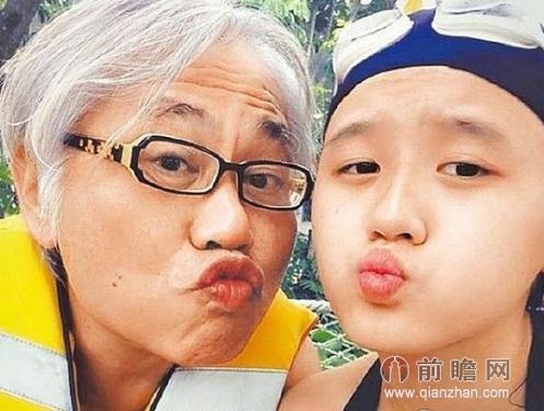 Nhạc sĩ Lý Khôn Thành và Lâm Tĩnh Ân chính thức hẹn hò vào năm 2013 bất chấp sự phản đối của gia đình. Khi công bố chuyện yêu đương, nhạc sĩ đã ở tuổi 57 còn bạn gái tròn 17 tuổi. Trước đó, Lý và cha Tĩnh Ân là bạn thâm giao. Nhiều lần qua nhà bạn, ông và cô cháu nhỏ nảy sinh tình cảm. Cha Lâm Tĩnh Ân khi biết tin tuyên bố từ con gái và cắt đứt quan hệ với bạn cũ.