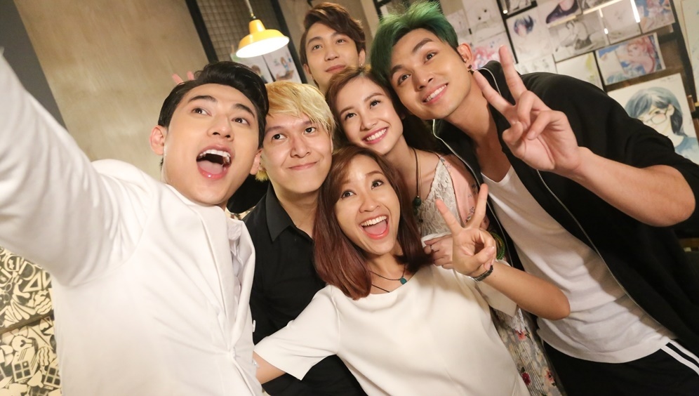 Dù nán lại không lâu, nhưng Isaac cùng Jun và dàn diễn viên trong phim đã trò chuyện và chụp hình rất vui vẻ. Trước sự quan tâm của trưởng nhóm, Jun rất xúc động, anh cho biết: “Sự xuất hiện của Isaac là nguồn động viên, tiếp thêm sức mạnh để Jun Phạm hoàn thành tác phẩm điện ảnh đầu tay của mình”.