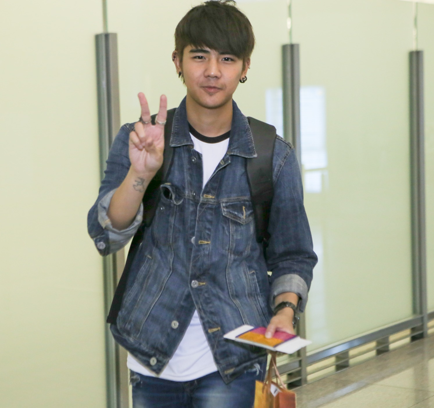 Trước khi chia tay, Tài từ 21 tuổi bày tỏ tình cảm với người hâm mộ có mặt ở sân bay bằng cách phát âm tiếng Việt chuẩn xác: “Chào tạm biệt, Tôi yêu các bạn”. 