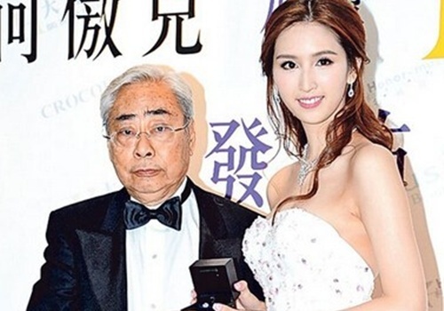 Kieu nu TVB vui ve voi thieu gia trong xe hoi hinh anh