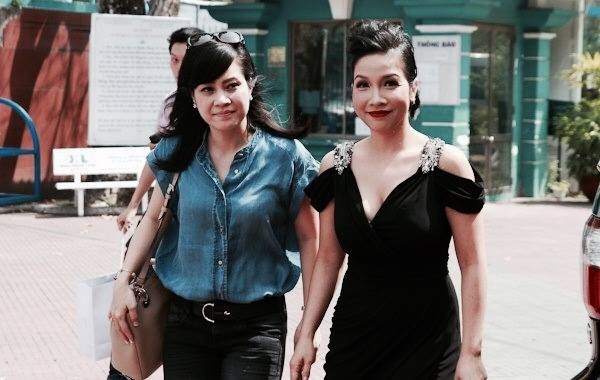 My Linh bat mi bi sieu trom cuom tien tren may bay hinh anh