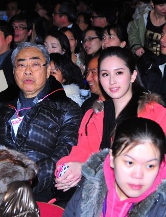 Kiều nữ TVB Hà Ngạo Nhi bị bắt gặp tình tứ bên đại gia Lâm Kiến Danh, bất chấp việc ông đã ở tuổi 77. Cả hai thường đi xem phim, nghe ca nhạc, tay trong tay công khai. Thậm chí, trong một sự kiện, Hà Ngạo Nhi chủ động ôm hôn đại gia U80 và trò chuyện thân mật với con gái ông này.