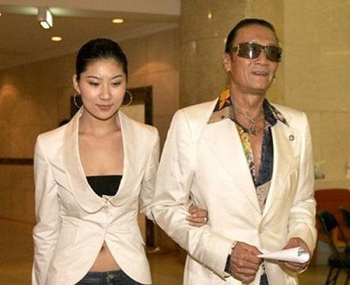 Bố Tạ Đình Phong - Tạ Hiền có tình sử dài khi còn ở tuổi phong độ. Nhưng ít ai ngờ rằng, ngoài 70 tuổi, ông vẫn có sức hút với phái nữ. Nhiều năm nay, Tạ Hiền công khai đi lại với người đẹp Coco, mặc dù hơn cô đến 49 tuổi.