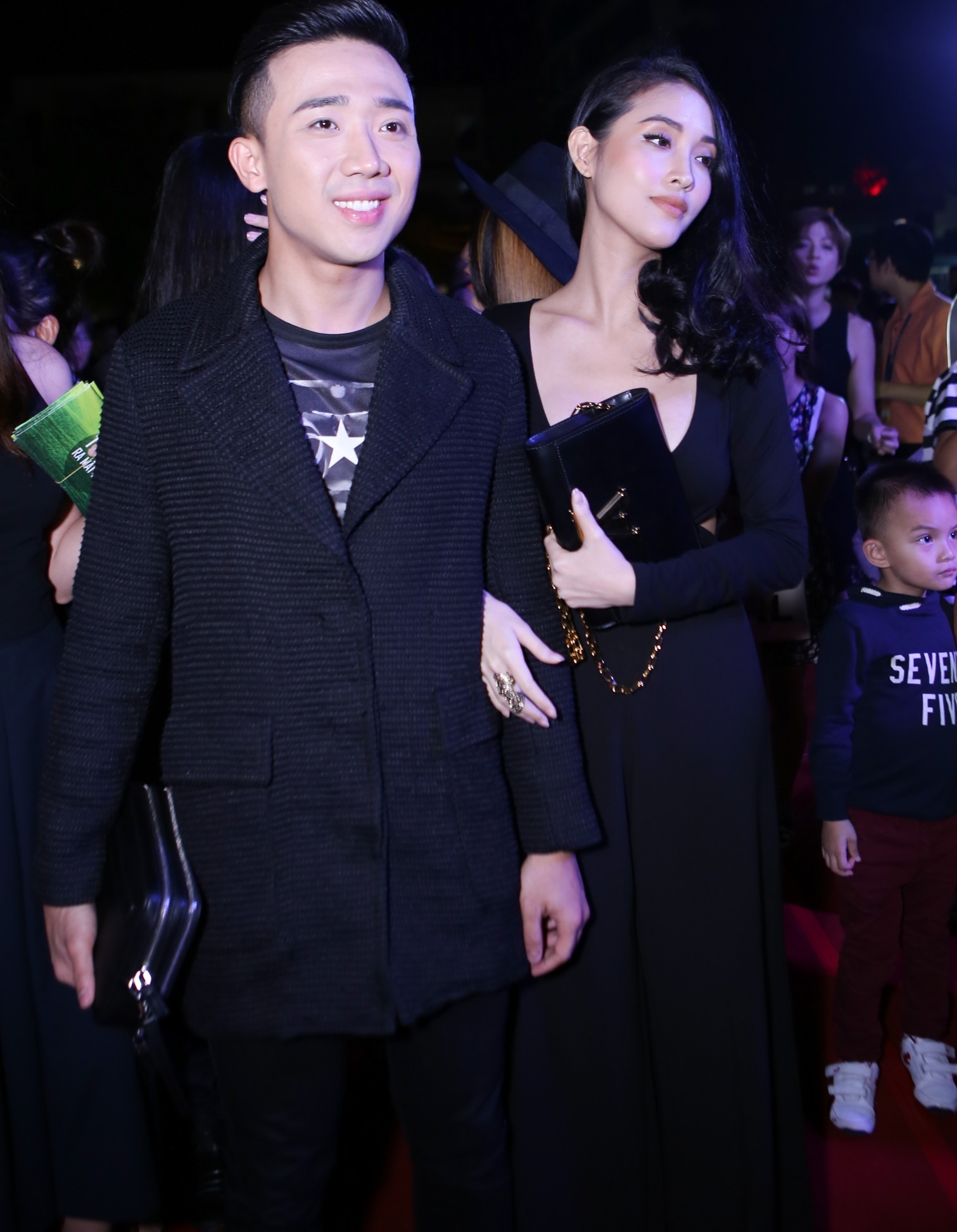 MC Trấn Thành đến buổi họp báo cùng Mai Hồ. Đôi tình nhân một thời hiện là bạn thân nên khá thoải mái khi gặp nhau