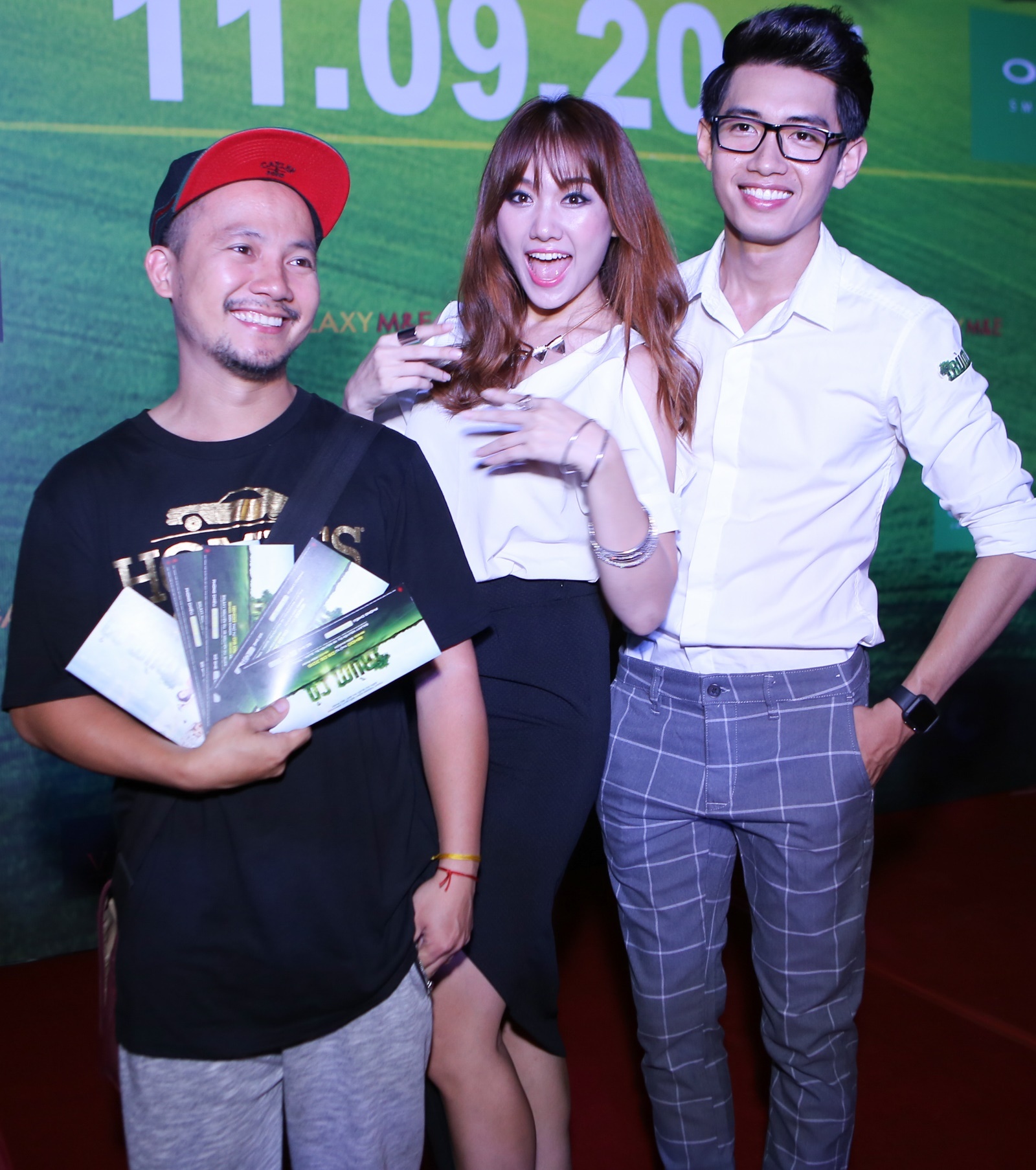 Nữ ca sĩ nhí nhảnh tạo dáng bên bạn trai và 