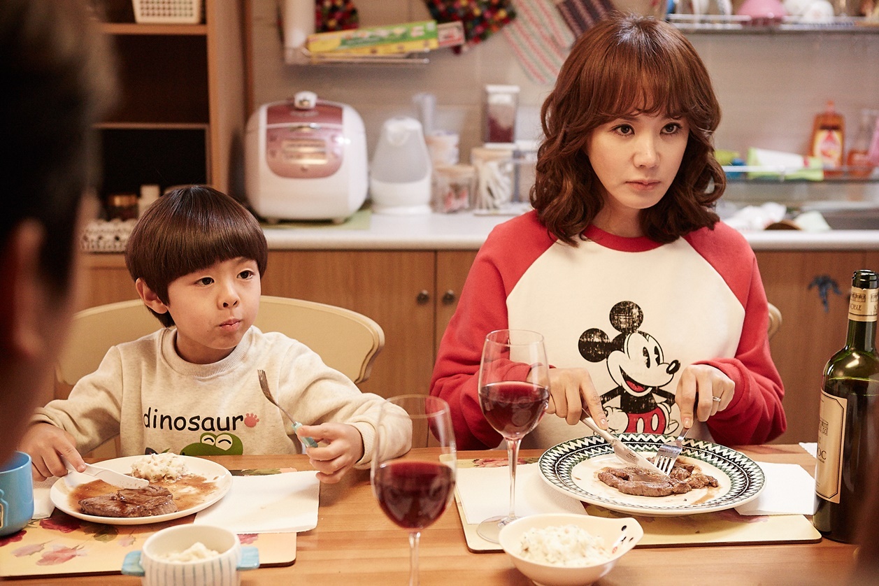 Từ nữ luật sư độc thân kiêu hãnh, Yeon phải trở thành một bà vợ nội trợ và người mẹ của hai đứa con trong vòng một tháng, Vì thế, cô luôn coi Sung Hwan là người chồng hờ và hay gây sự với anh do bức xúc chuyện anh khù khờ, nhút nhát và tốt bụng vô cớ với bất kì ai.