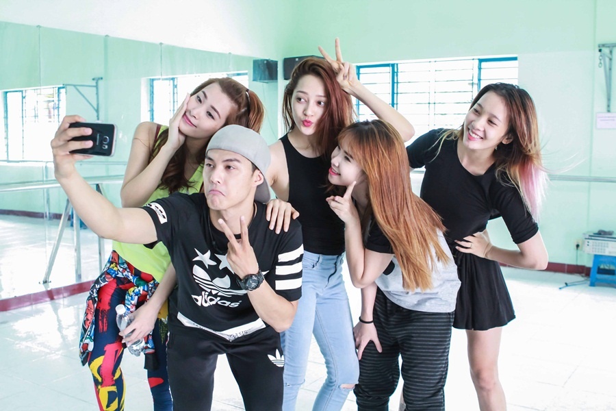 Bên cạnh các ca sĩ, show diễn còn có sự góp sức của hai biên đạo nhảy đình đám: Lâm Vinh Hải và Phạm Lịch.