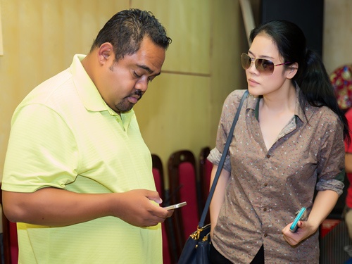 Ong xa thap tung Thu Phuong di tap hat hinh anh