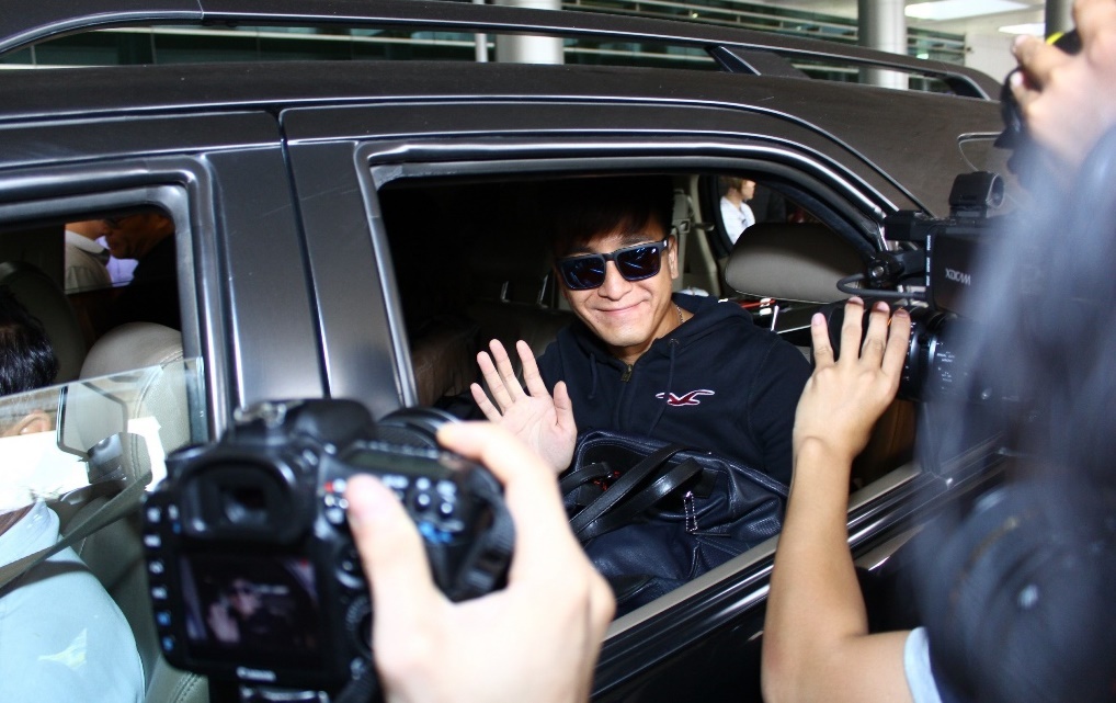 Nam diễn viên điển trai vẫy tay chào mọi người. Mã Quốc Minh và Sầm Lệ Hương sẽ có buổi gặp gỡ báo chí 