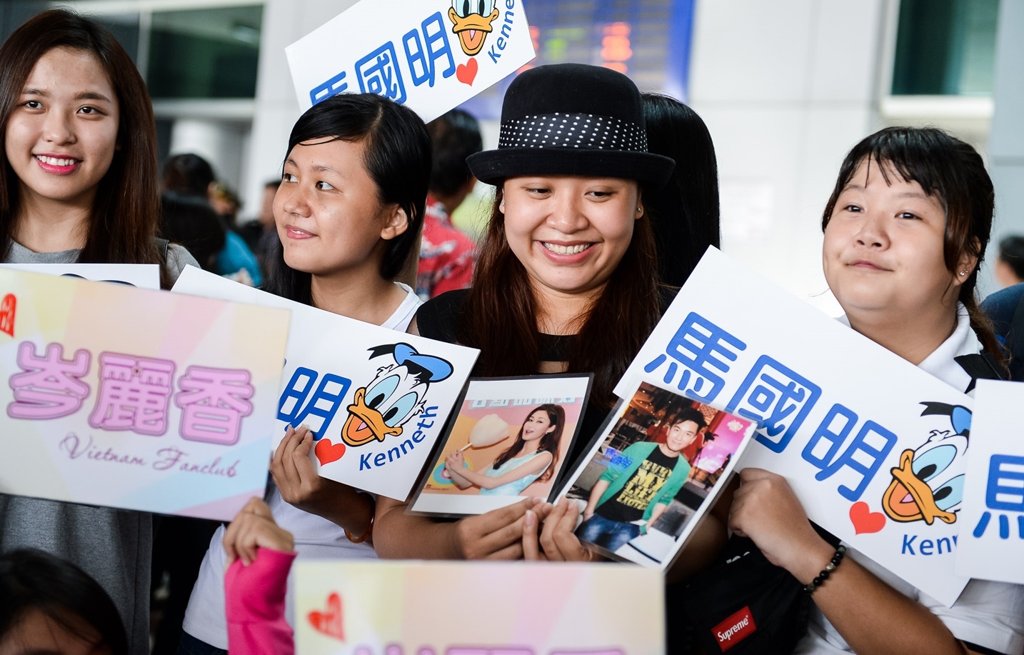 Người hâm mộ vẫn vui vẻ chờ đợi thần tượng với những khẩu ngữ bằng tiếng Trung lẫn tiếng Việt. Họ reo hò không ngừng tên hai diễn viên Hong Kong.