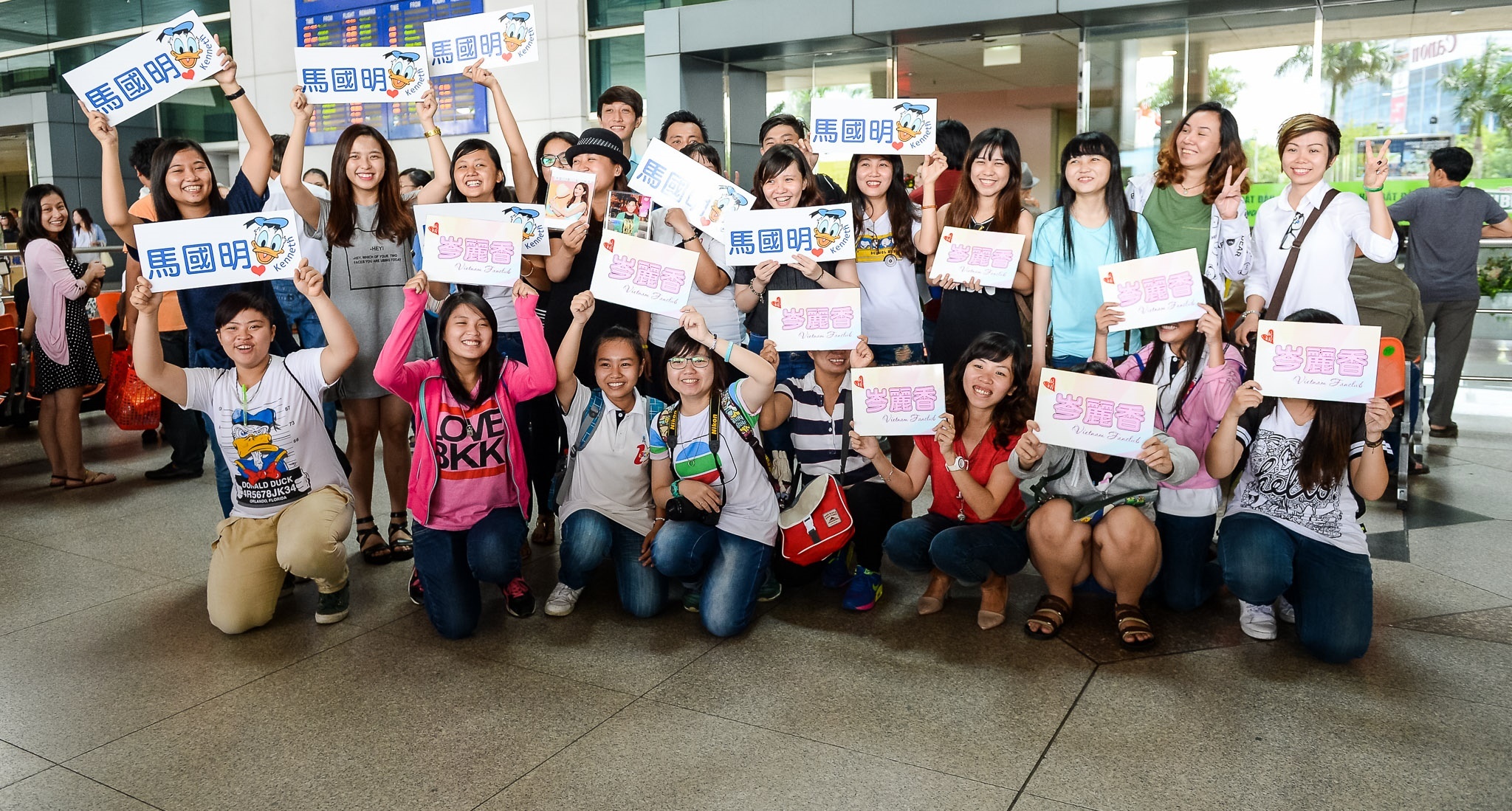 Ngay từ sáng, hàng trăm fan Việt Nam đã mang băng rôn, hình ảnh của Mã Quốc Minh và Sầm Lệ Hương đến sân bay để chào đón. Dự kiến ban đầu, cả hai sẽ đến Việt Nam lúc 9h30. Tuy nhiên, chuyển bay của diễn viên TVB đến muộn hơn hơn dự kiến 2 tiếng đồng hồ.