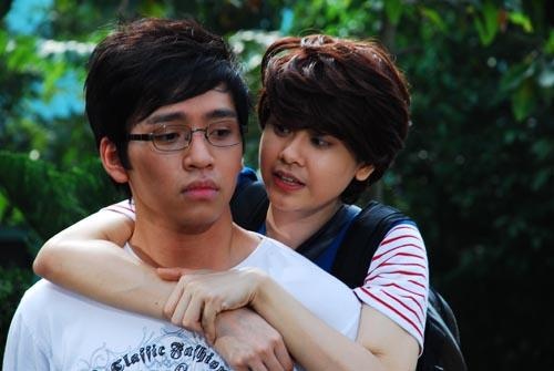 Bạch Công Khanh Sau những vai diễn hiền lành, nhu mì. Năm 2011, Trương Quỳnh Anh quyết định thay đổi hình ảnh với nhân vật Bảo Ngân ở phim Lặng lẽ yêu em. Trong phim, Bảo Ngân vốn là cô tiểu thư kiêu kỳ được nhiều chàng trai theo đuổi. Sau một buổi dạ tiệc, Bảo Ngân bị 