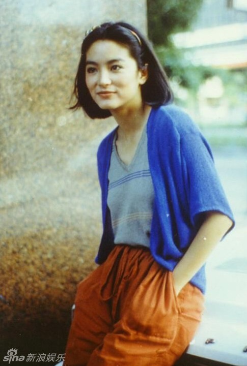 “Đẹp thanh tao như hoa lan, gợi cảm đầy quyến rũ giống hoa hồng, giọng nói dịu dàng như gió thoảng, Lâm Thanh Hà khiến mọi người đàn ông choáng ngợp” - Sina bình luận.