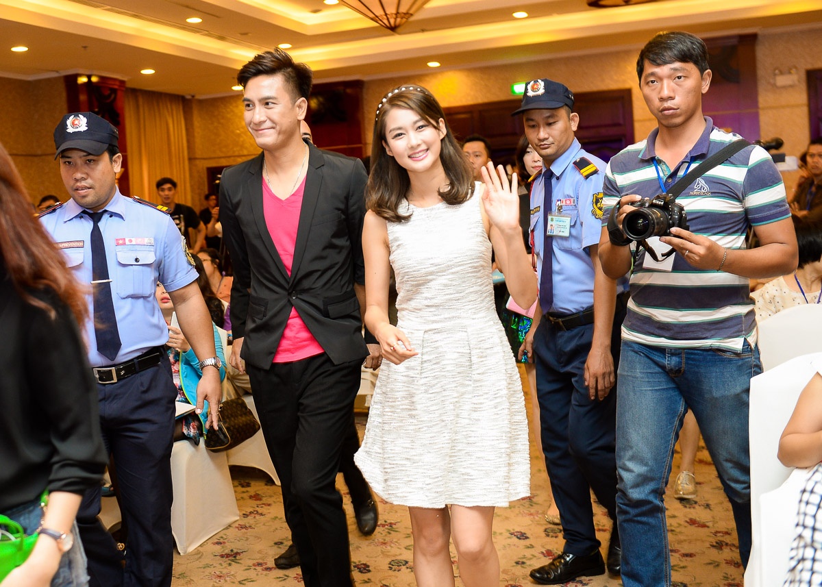 Chiều 12/9, Mã Quốc Minh và Sầm Lệ Hương có buổi gặp gỡ với truyền thông Việt Nam. Hai ngôi Hong Kong luôn nở nụ cười thân thiện và thẳng thắn trả lời nhiều câu hỏi xoay quanh những bộ phim cũng như chuyện đời tư.