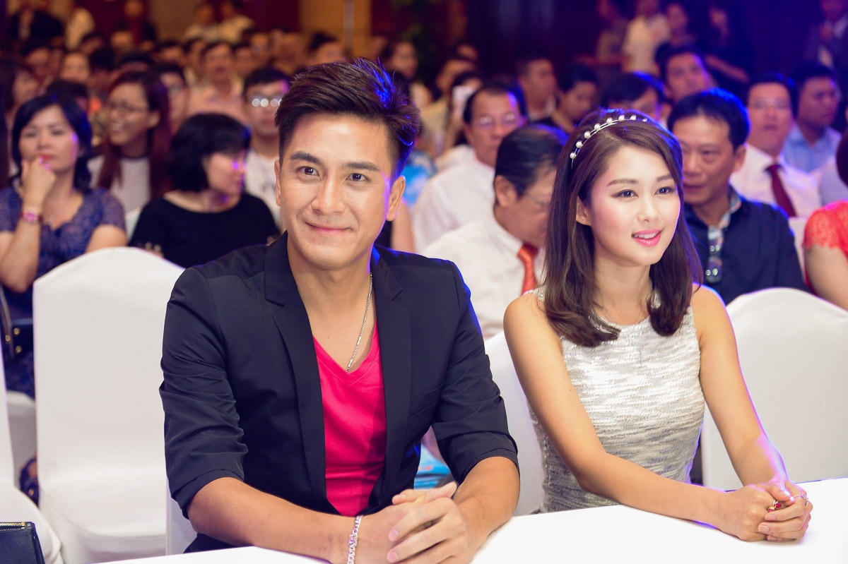  được biết đến là quý ông độc thân quyến rũ nhất nhì làng giải trí Hong Kong. Trong suốt 20 năm gia nhập đài TVB, anh được xem là Tiểu Sinh trụ cột, góp mặt trong hàng loạt bộ phim được khán giả Việt Nam yêu thích như Công chúa giá đáo, Bao la vùng trời 2, Hàn Sơn Tiềm Long, Danh gia vọng tộc, Sứ mệnh 36 giờ 2...