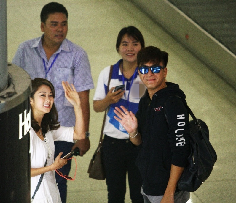 Xuất hiện với trang phục giản dị, trẻ trung tại sân bay Tân Sơn Nhất, Mã Quốc Minh và Sầm Lệ Hương nhanh chóng bị bao vây bởi người hâm mộ. Hai diễn viên liên tục nói lời cám ơn trước đón tiếp nồng nhiệt của khán giả Việt Nam