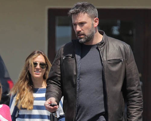 Ben Affleck doi so dien thoai ne tranh bao mau hinh anh