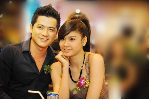 Sau vai diễn rất hợp “rơ” trong bộ phim Cuộc chiến hoa hồng, Hoàng Anh và Quỳnh Anh lại có cơ hội tái ngộ trong phim truyền hình mang tên Giải mã tình anh (2012). Lần này, Quỳnh Anh vào vai cô bé 19 tuổi, mồ côi cha mẹ, phải lấy một chàng công tử nhà giàu (Hoàng Anh đóng), người mà cô “ghét cay ghét đắng” để làm vui lòng bà ngoại. Tuy nhiên, cô nàng lém lỉnh này đã nhanh chóng bàn bạc với chồng tương lai  ký một hợp đồng hôn nhân… giả. Từ đó, những chuyện “dở khóc dở cười” liên tiếp xảy ra, đặt các nhân vật trước những lựa chọn và thay đổi.