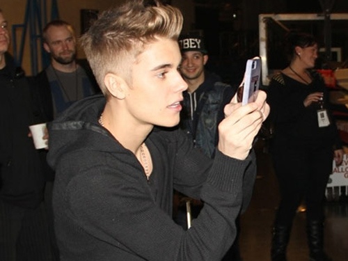 Justin Bieber dung mang xa hoi de ngam gai hinh anh