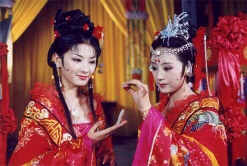 Huỳnh Dịch (trái) trong phim.