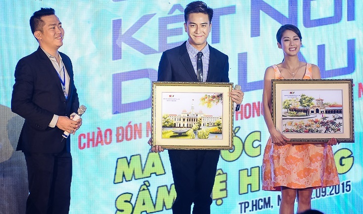 Sau phần giao lưu, đại diện ban tổ chức chương trình tại Việt Nam tặng hai diễn viên TVB bức tranh phong cảnh của Việt Nam,. Mã Quốc Minh và Sầm Lệ Sương thích thú với món quà ý nghĩa này.