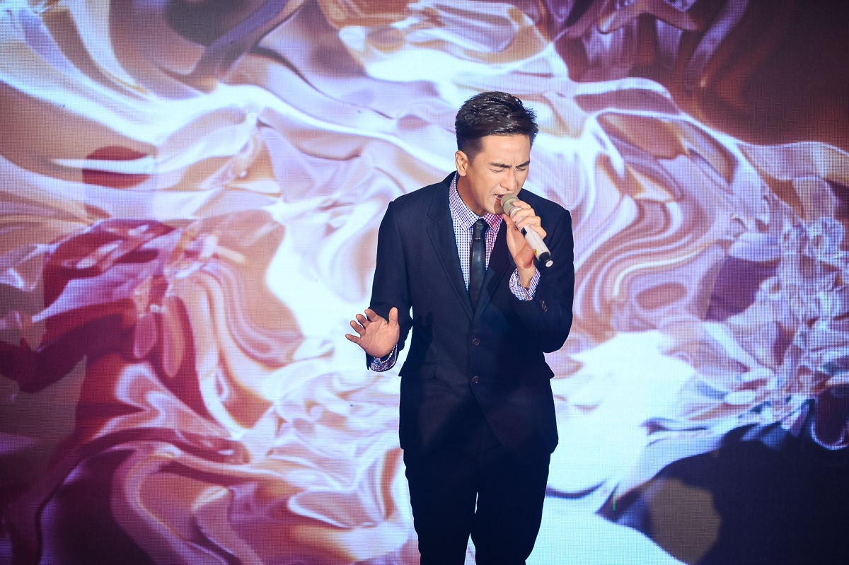 Nam diễn viên khiến nhiều cô gái thích thú với vẻ ngoài điển trai và đáng yêu. Anh còn đi xuống bắt tay với người hâm mộ có mặt trong đêm nhạc.