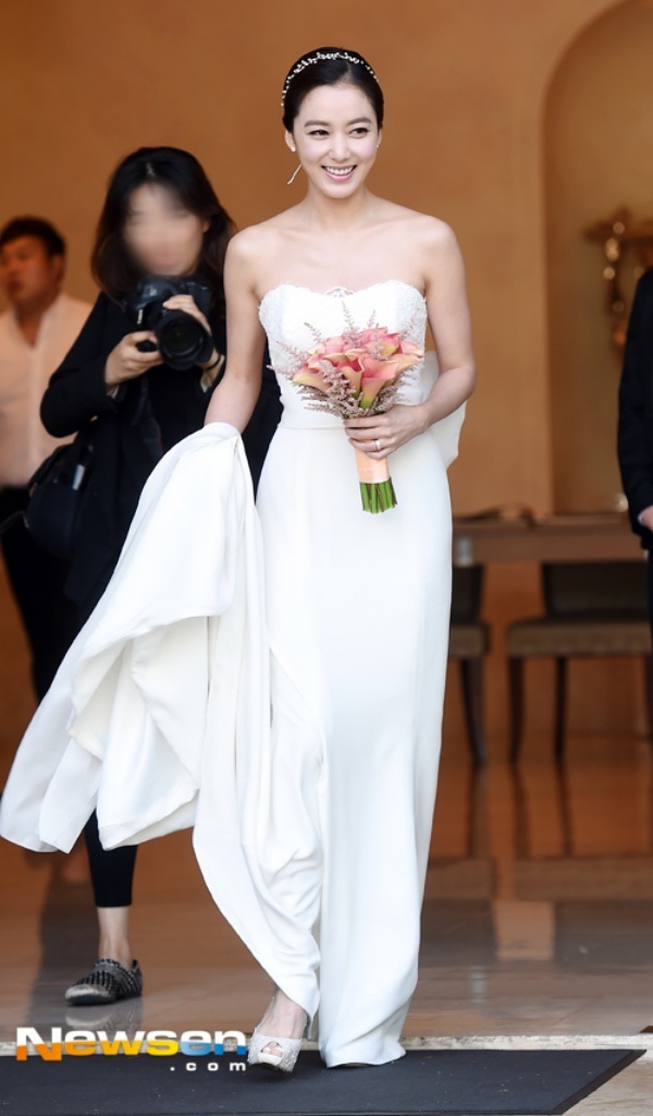 16h ngày 12/9 (theo giờ địa phương), Lee So Yeon chính thức tổ chức lễ cưới với một người kém cô 2 tuổi hoạt động ngoài ngành giải trí tại khash sạn Raum ở Gangnam, Seoul (Hàn Quốc). Trong buổi họp báo trước lễ cưới, người đẹp dịu dàng trong bộ váy màu trắng tinh khôi.